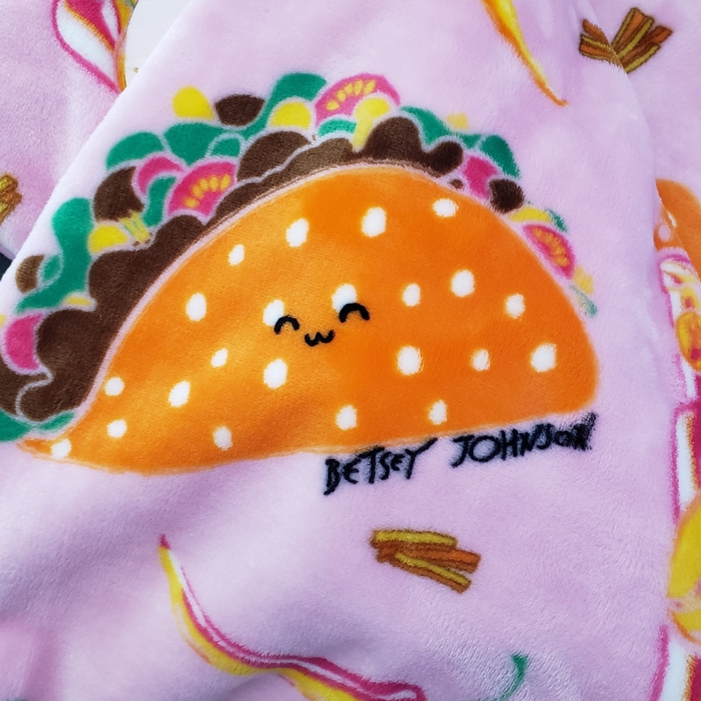 Betsey Johnson Taco, Chili & Hot Sauce Pink Throw Blanket 50x60 NWT - Picture 8 of 11
